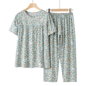 Femmes imprimé fleuri d'âge moyen et personnes âgées coton soie à manches courtes t-shirt Capri pantalon deux pièces costume pantalon costume - Product Image 2