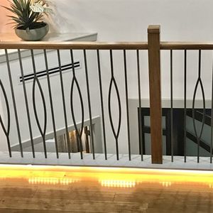 Balaustres de hierro modernos Marquis de la serie Aalto emparejados con barra lisa - Product Image 2