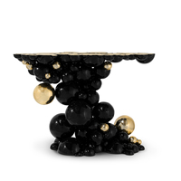 Meuble de console moderne noir et or pour entrée et salon de villa, avec travail métallique organique et plateau en laiton