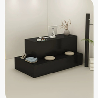 Caisse enregistreuse, magasin de vêtements pour femmes, comptoir de bar d'angle, boutique de mode simple et moderne, réception d'un salon de beauté et de coiffure