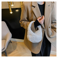 Nouveau sac sous le bras coréen tendance et élégant pour femme, design matelassé à carreaux et effet nuage