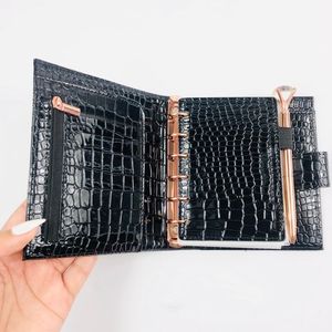 Cartera de carpeta de presupuesto a6a7 de cuero vegano de cocodrilo negro con 6 anillos de oro rosa de lujo con sobres de efectivo - Product Image 1