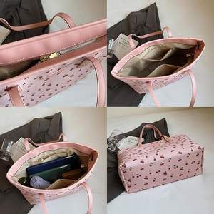 Bolso tote personalizado de piel sintética con estampado floral, ecológico, impermeable, con asa superior, tipo bandolera, con cremallera y diseño de cereza. - Product Image 3