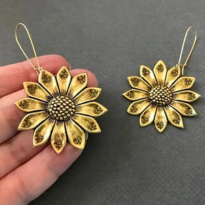 Pendientes de Flor Carmen, Chapados en Bronce Antiguo, Aleación Dorada Vintage, Joyería para Mujer - Product Image 3