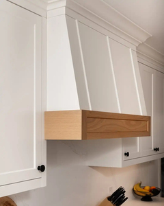 Armoires de cuisine sur mesure en gros du Vermont, deux tons, blanc en haut et bois naturel en bas, avec <span class=keywords><strong>quincaillerie</strong></span> noire - Product Image 4