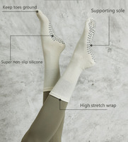 Chaussettes de yoga de haute qualité en gros femmes poignées antidérapantes chaussettes antidérapantes chaussettes Pilates Grip conception de logo personnalisé