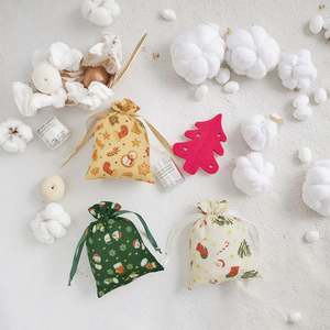 Pochette en coton écologique à estampage à chaud pour Noël, motif de dessin animé imprimé, emballage de bijoux artisanaux pour les promotions de fête - Product Image 1