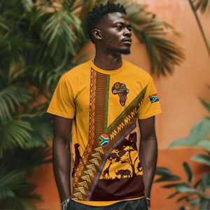 เสื้อยืดลายวัฒนธรรมแอฟริกันที่ได้รับแรงบันดาลใจจาก<span class=keywords><strong>แอฟริกาใต้</strong></span> - ลายชนเผ่าสีทองและสีน้ำตาลพร้อมแผนที่แอฟริกา ภาพเงาสัตว์ป่า และดีไซน์ธงชาติ - Product Image 3
