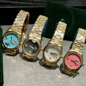 Reloj clásico en tono dorado para mujer y hombre, bisel estriado, esfera con efecto rayos de sol, ventana con fecha - Product Image 1