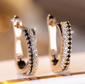 Une paire de boucles d'oreilles élégantes en zircone synthétique noire et blanche, idéales à porter pendant Noël N95262 - Product Image 1