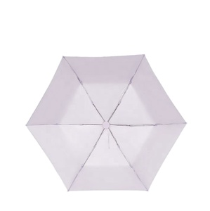 Parapluie compact et abordable au design européen, manuel, pliant en trois, en polyester, avec couleurs assorties, ultra léger, en alliage, 6 baleines, 8K, diamètre ouvert 90 cm - Product Image 4
