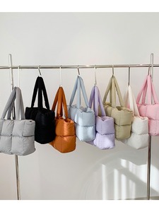 Bolso Tote Acolchado de Nailon Ligero para Mujer, Bolso de Hombro Casual Estilo Hobo con Logotipo Personalizado, Bolsos Pintados a Mano - Product Image 2