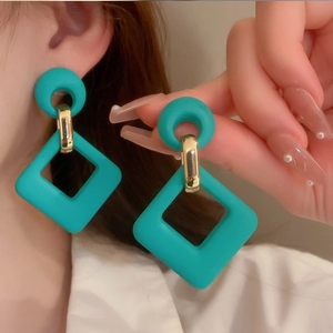 Boucles d'oreilles pendantes carrées géométriques ajourées en acrylique coloré de luxe vintage, vente en gros 2026, magnifiques boucles d'oreilles pour femmes - Product Image 5