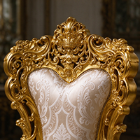 Fauteuil rembourré de style français avec cadre en bois sculpté à la main et finition dorée, chaise de salle à manger en tissu pour hôtel, restaurant et villa