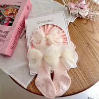 Gorro de cuidado para fontanela de recién nacido con bonito lazo y flor de hilo, conjunto de gorro y calcetines para bebé, ideal para uso diario en casa.