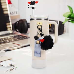 Pendentif pour gobelet 40OZ Set d'accessoires décoratifs Couvercle <span class=keywords><strong>de</strong></span> <span class=keywords><strong>paille</strong></span> anti-dérapant en silicone Sous-verre Fleur Charm Furry Ball Keychain - Product Image 3
