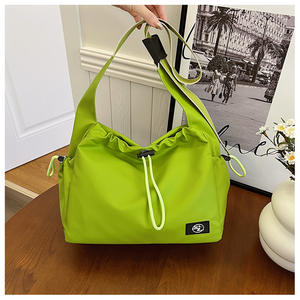 Sac de sport en nylon solide de grande capacité pour femmes sac à bandoulière à sangle unique sac polochon de Style vintage pour dames - Product Image 2