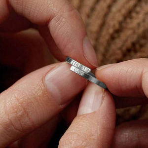 Anelli Unisex Certificati CE Regolabili con Incisione 'Trust God' in Acciaio Inossidabile, Impermeabili e Resistenti al Sudore - Product Image 5