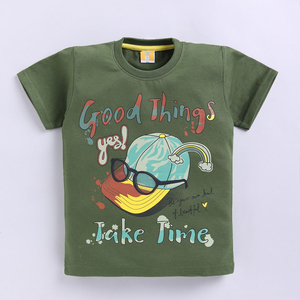 Camiseta de algodón puro estampada para niños, color verde claro, con estampado gráfico divertido con gorra, gafas de sol y camiseta colorida - Product Image 1