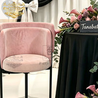 Chaises de banquet de mariage modernes en gros avec revêtement en velours rose et structure en acier inoxydable noir pour événements de restauration en extérieur