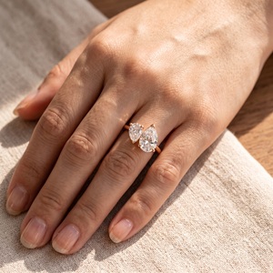 Anillo de Diamantes Cultivados en Laboratorio con Corte Pera, Color D, Oro Amarillo de 14K, Anillo de Dos Diamantes, Anillos de Compromiso Únicos, Joyería Fina - Product Image 2
