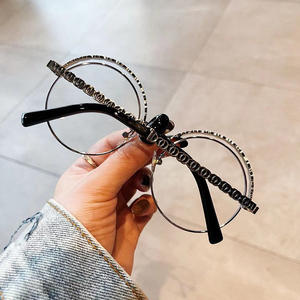 Lunettes anti-lumière bleue Qianai à monture ronde, branches en métal avec chaîne, verres plats pour femmes, lunettes de vue tendance taille moyenne - Product Image 3