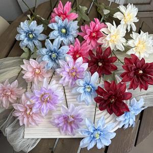 ดอกดาเลียประดิษฐ์ 3 หัว สีชมพูแดง สำหรับตกแต่งงานแต่งงาน ตกแต่งภายนอกและภายในบ้าน ตกแต่งหน้าต่าง - Product Image 3