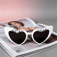 Lunettes de soleil tendance en forme de cœur pour femmes, lunettes pour la mariée et son équipe, décoration de fête de mariage, cadeau pour demoiselle d'honneur, accessoires pour photomaton