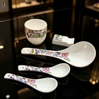 Ensemble de vaisselle en porcelaine personnalisée en gros, service de table de luxe en porcelaine fine, assiettes en céramique de luxe à bord doré, vente en gros directe usine