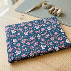 Tejido de algodón floral transpirable estampado a mano con bloques, cambray, para prendas de vestir, venta al por mayor de la India para niñas - Product Image 3