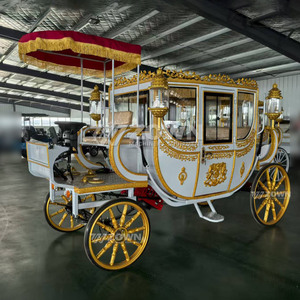 Photographie de mariage : Chariot royal blanc et doré avec relief et auvent à pompons rouges - Product Image 1