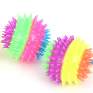 Bola de Luz LED de Arcoíris de Cuatro Colores de TPR de Alta Calidad, 7.5 cm de Diámetro Juguete Masticable para Mascotas - Product Image 3