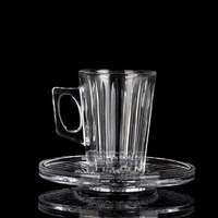 Ensemble élégant de tasses et soucoupes en verre côtelé vertical transparent, gobelets à café en verre gaufré pour la maison, la restauration et la présentation sur table de banquet