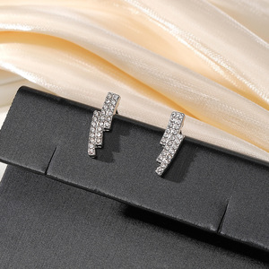 Boucles d'oreilles clous géométriques en argent micro-incrustées pour femme, usage quotidien - Product Image 1