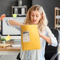 Bolsas de papel Kraft personalizadas con autosellado, sobres acolchados de papel ecológico, color amarillo Natural, para envío