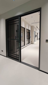 Puerta Corredera de Aluminio para Patio Exterior, Insonorizada, con Doble Acristalamiento Low-E, Ventanas y Puertas Estándar Negras, Marca Deioux - Product Image 2