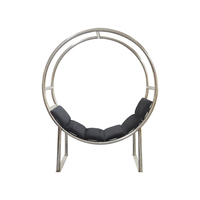 Fauteuil moderne à double anneau en acier inoxydable avec coussin noir et structure circulaire pour événements et mariages