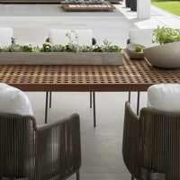 Ensemble de salle à manger d'extérieur moderne, mobilier de patio avec table en teck naturel et chaises en corde tressée noire, pour hôtels et complexes hôteliers