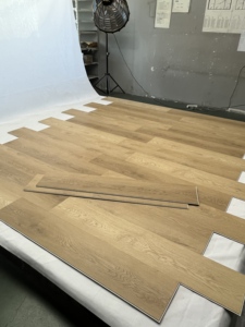 Suelo SPC de Alta Calidad, Diseño Moderno, Textura de Madera, Impermeable, 8 mm de Grosor, Anti-Rayones, Instalación con Sistema de Clic, Gran Venta - Product Image 5