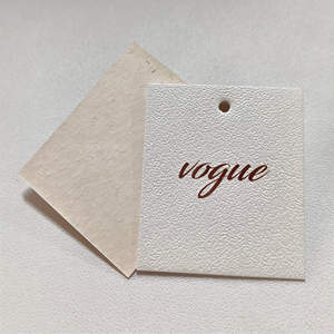 Etiquetas colgantes de papel de PVC de lujo DP15, tabla de tallas personalizada con diseño grabado para marcas de ropa y zapatos, proveedor mayorista OEM - Product Image 5