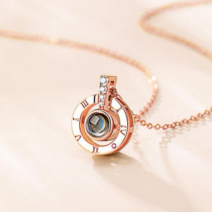 Collar de Proyección Numérica de Acero de Titanio al por Mayor con 100 Idiomas y la Frase 'Te Amo' para Regalo Romántico de Joyería para el Día de San Valentín - Product Image 1