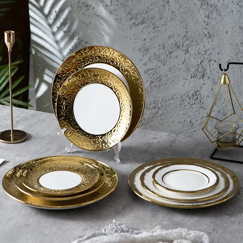 Ensemble d'assiettes de service en porcelaine gaufrée à bordure dorée de luxe, chargeur de vaisselle, vente en gros d'assiettes en céramique pour mariage