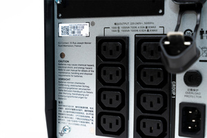 <span class=keywords><strong>APC</strong></span> SMT1500I-CH Onduleur intelligent en ligne/interactif (Smart-UPS) en tour <span class=keywords><strong>1000W</strong></span>/1500VA, entrée 220-240V, protection contre la foudre et les surtensions - Product Image 2