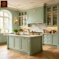 Meubles de cuisine sur mesure de design français, armoires de cuisine de luxe en bois massif vert sauge pour villas et appartements en France et au Royaume-Uni