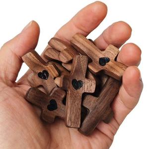 PAFU Religieux Pâques Fête des Pères Cadeaux de Première Communion Croix <span class=keywords><strong>Mon</strong></span> Coeur Poche en Bois Prière Main Tenant Croix - Product Image 1