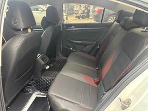 VW <span class=keywords><strong>Bora</strong></span> 1.2T Edición Premium Sedán LHD en Excelente Estado, Cámara LED, Estacionamiento Eléctrico, 300TSI DSG, Auto a Gasolina, Jiben Auto - Product Image 4