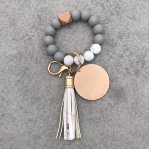 Meilleure vente 2022 : Bracelet <span class=keywords><strong>porte</strong></span>-clés en perles de silicone de qualité alimentaire, couleurs assorties, <span class=keywords><strong>avec</strong></span> <span class=keywords><strong>pompon</strong></span> et disque - Product Image 3