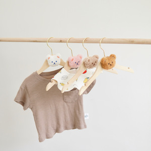 Cintres en bois massif motif ours avec crochet pivotant chromé et encoches découpées avec précision pour chemises, vestes et robes de bébé - Style naturel pour le salon - Product Image 4