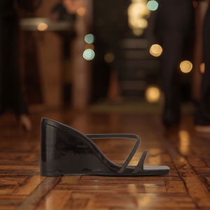 Fabricant de sandales compensées de fête personnalisées Sandales à <span class=keywords><strong>talon</strong></span> compensé sexy à bout carré de créateur Sandales à <span class=keywords><strong>talon</strong></span> compensé de fête Sandales à <span class=keywords><strong>talon</strong></span> compensé noires brillantes personnalisées - Product Image 5