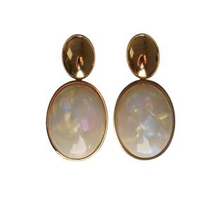 Boucles d'oreilles ovales en acier inoxydable plaqué or PVD avec nacre, bijoux tendance pour soirée - Product Image 1